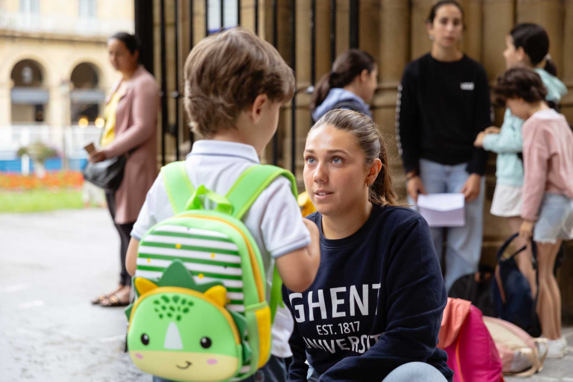 Monitora de Lacunza Adventures interactuando con un participante durante una actividad del campamento de idiomas al aire libre.