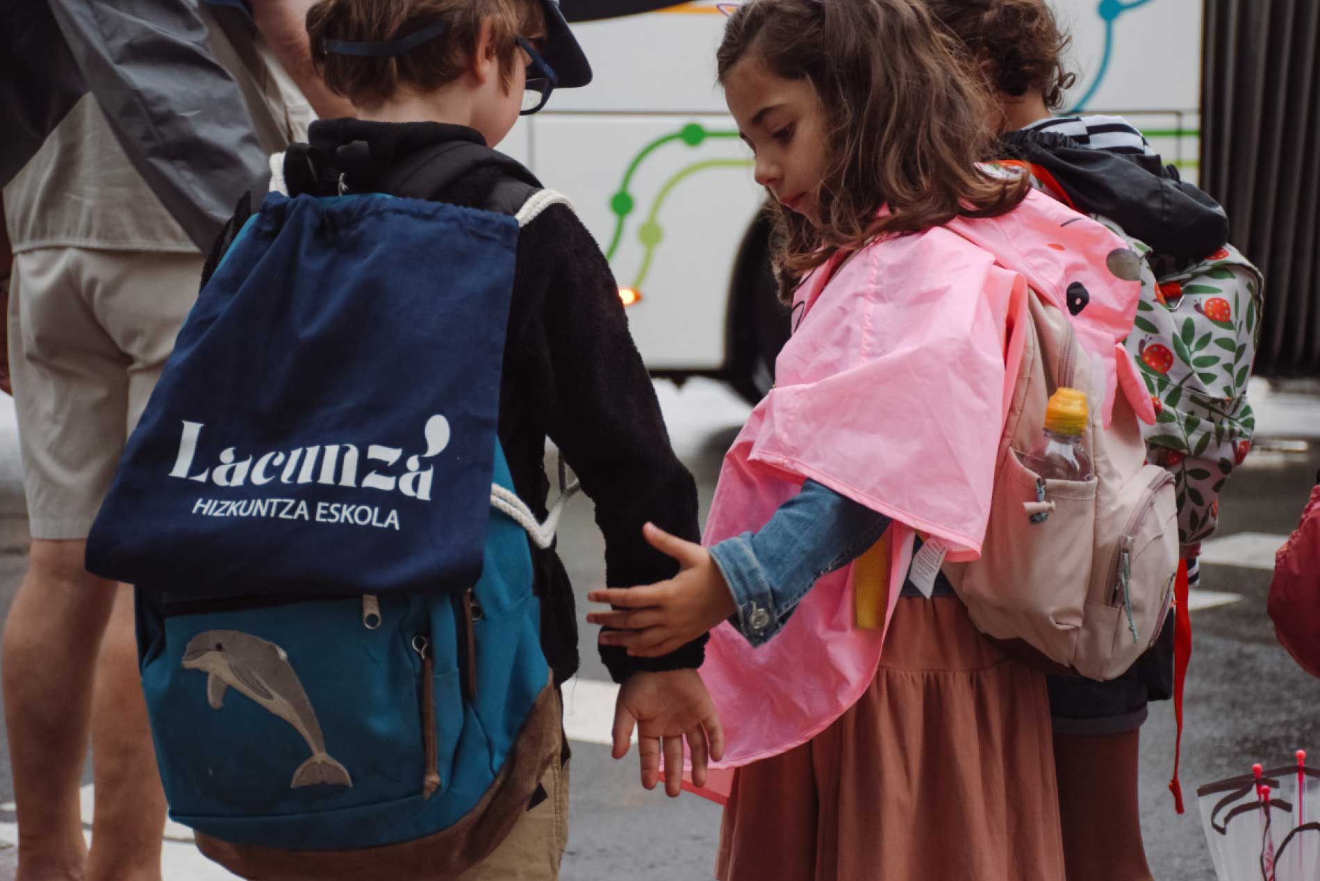 Dos niños participando en una actividad de Lacunza Adventures, disfrutando del campamento de idiomas al aire libre.