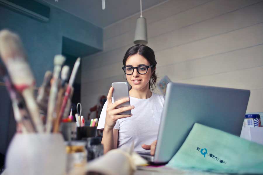 oven siguiendo un curso de inglés online Lacunza Essential Plus desde su ordenador portátil