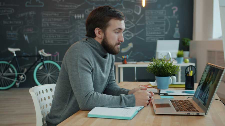 Alumno conectado a una tutoría de inglés online de Lacunza Premium Plus desde su ordenador portátil